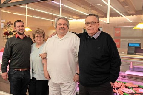 Der familiäre Charme des Nahversorgers zeigt sich auch im Umgang mit den Mitarbeitern: Fred Hardt (Mi.) mit Denis, Renate und Peter Schlüter (v. lks.).