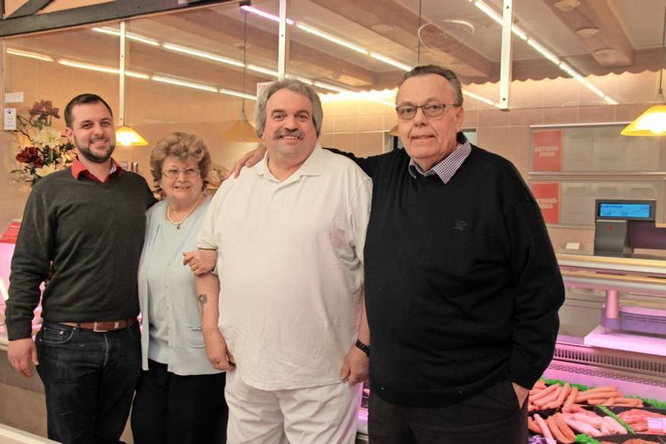 Der familiäre Charme des Nahversorgers zeigt sich auch im Umgang mit den Mitarbeitern: Fred Hardt (Mi.) mit Denis, Renate und Peter Schlüter (v. lks.).