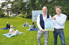 Pianist Maximilian Kraft (links) freut sich mit Tourismuschef Joachim Nitz auf die bevorstehenden Strandpark-Konzerte.