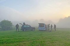 In den frühen Morgenstunden machen sich Drohnenpiloten und Läuferteams auf den Weg…