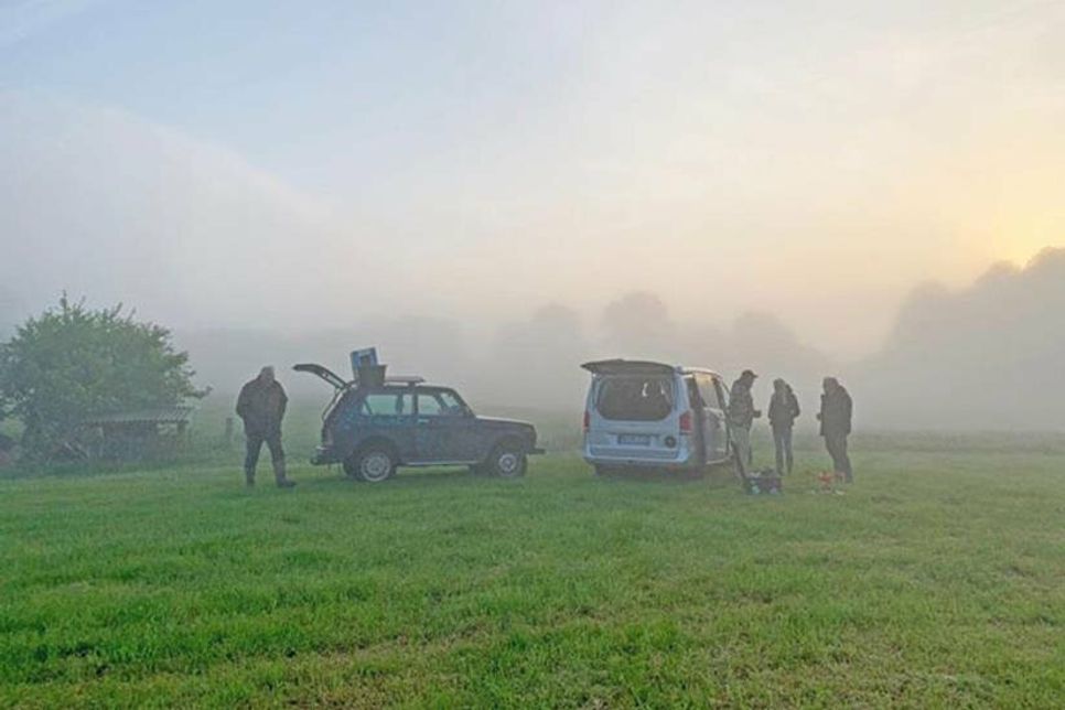 In den frühen Morgenstunden machen sich Drohnenpiloten und Läuferteams auf den Weg…