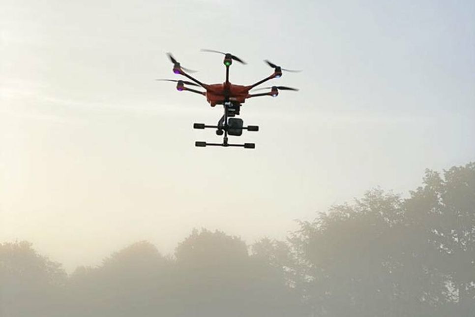 …um mit Hilfe einer Kameradrohne…