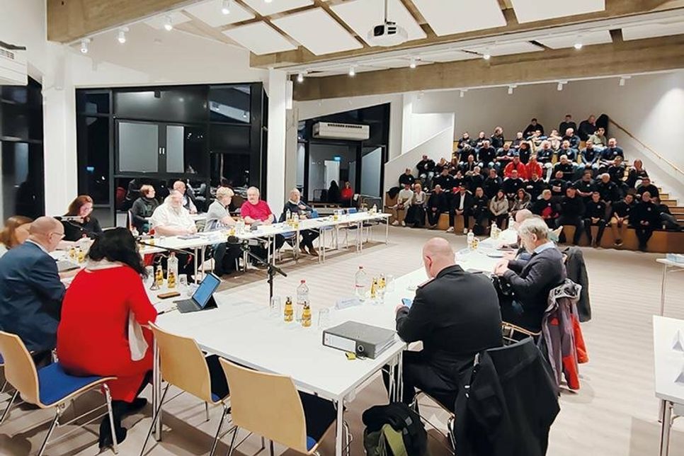 Der Brandschutzausschuss hat sich jetzt für einen Standort entschieden. Die Tribüne im Saal des Kurparkhauses war bei der Sitzung bis auf den letzten Platz mit Feuerwehrmitgliedern besetzt.