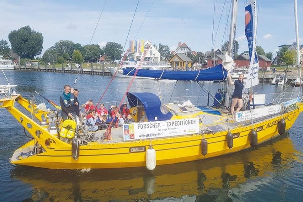 Kinder und Jugendliche ab 10 Jahren können beim sailingLAB Wissenschaft und Gewässerforschung auf dem Forschungs- und Medienschiff „Aldebaran“ erleben. Das Schiff kann außerdem beim „open ship“ besucht werden.