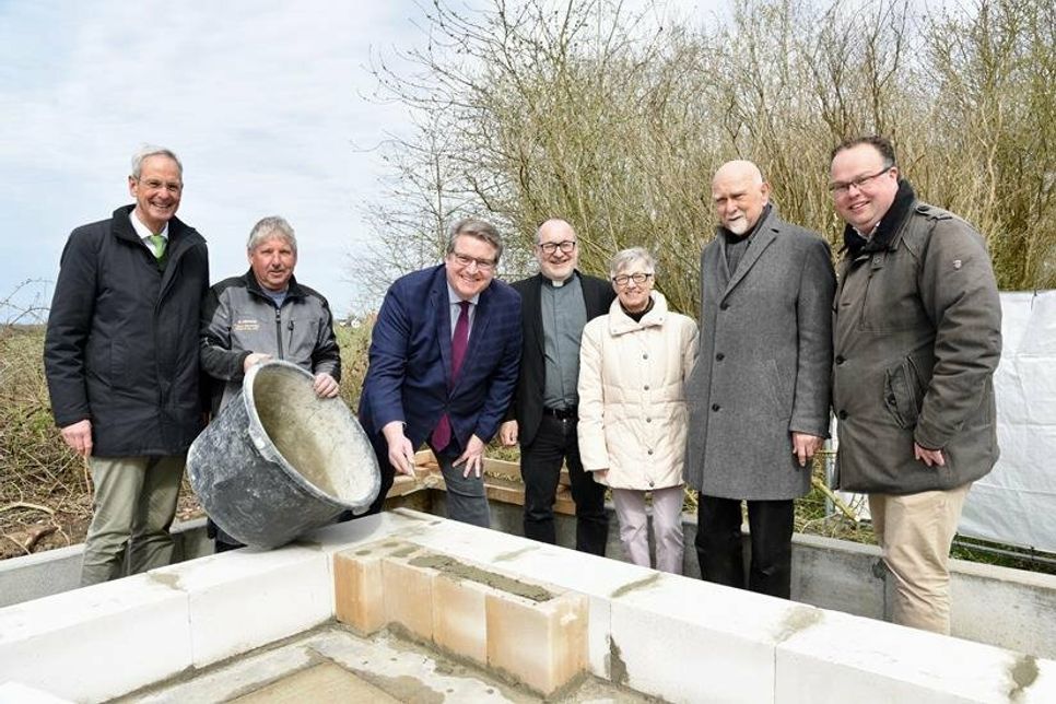 Projektbeauftragter Hannes Wendroth, Axel Albrecht von der Eutiner Bau-Union, Propst Dirk Süssenbach, Pastor Anas Hamami, Erste stellvertretende Bürgermeisterin Sabine Klüver, Präses Dr. Peter Wendt und Architekt Christian Wildfang (v. lks.).
