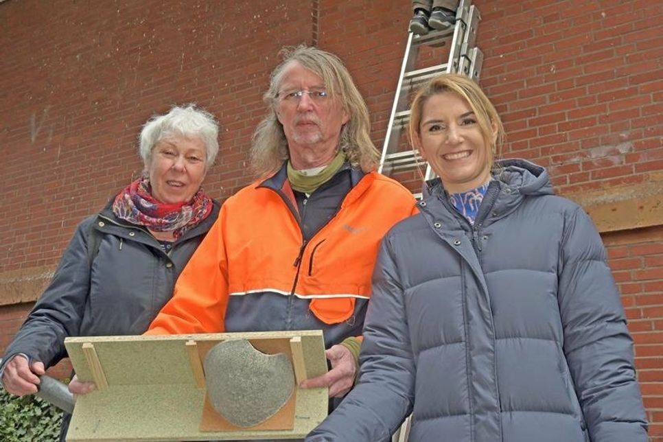 Sie greifen den Flugakrobaten unter die Flügel: Inge Unbehauen, Gerd Weber und Sophie Schneider, Leiterin Unternehmenskommunikation Coop, sorgten für mehr Nistmöglichkeiten für Mehlschwalben in der Plöner Innenstadt.