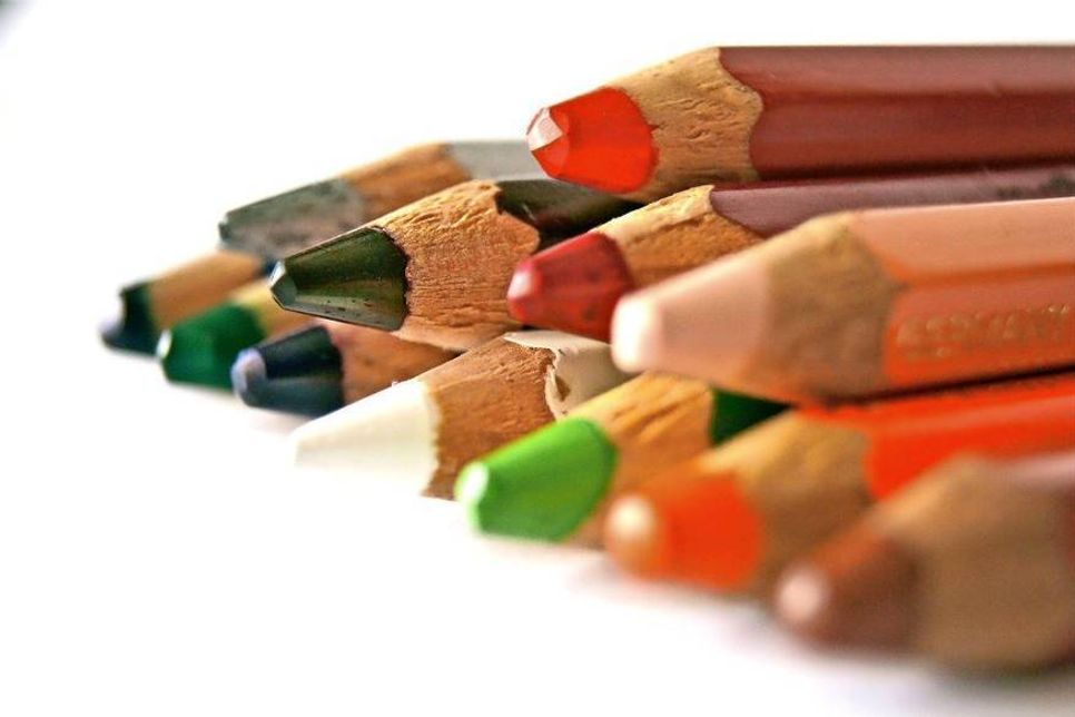 Buntstifte oder Wachsmaler sind Filzstiften vorzuziehen. Denn ein Filzstift ist ein ziemlich „dummes“ Gerät, er kann nur Striche machen, Feinheiten in der Gestaltung macht er nicht mit. Dem Filzstift ist es egal, wie fest er aufgedrückt wird (es sei denn, er geht davon kaputt), und er kann keine Schattierungen erzeugen. Der Filzstift kann schreiben, aber kaum zeichnen und gar nicht malen. Für Kinder sind Filzstifte eigentlich grundsätzlich ungeeignet.