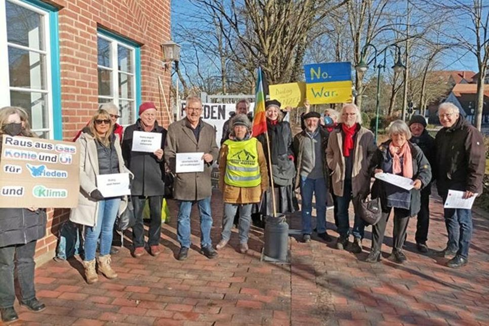 Für Frieden in der Ukraine ging der Eutiner Friedenskreis am Samstag auf die Straße.