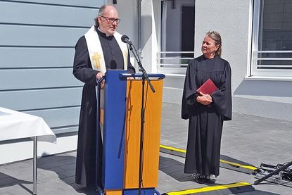 Pfarrer Dietmar Wellenbrock und Pastorin Jutta Bilitewski segnen den Neubau.