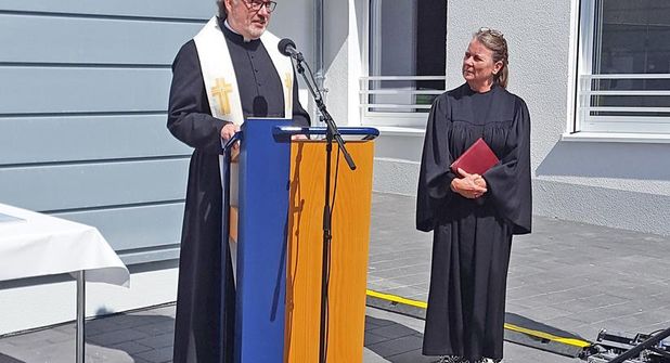 Pfarrer Dietmar Wellenbrock und Pastorin Jutta Bilitewski segnen den Neubau.