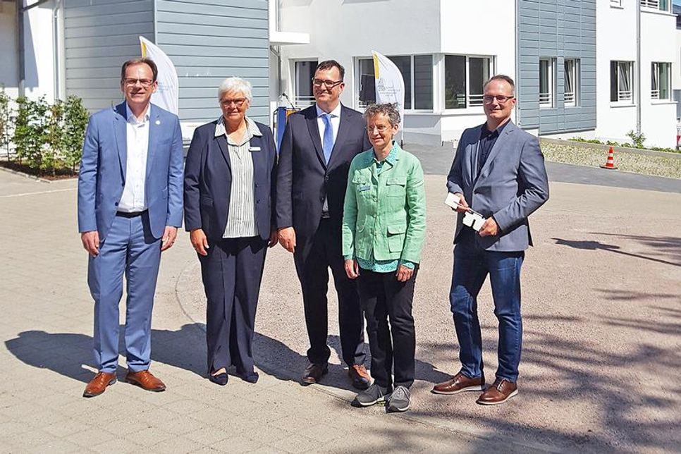 Nach der Feierstunde wurde der Neubau „eröffnet“ inklusive Gruppenfoto mit Olaf Tauras, Kreispräsidentin Petra Kirner, Dirk Beutin, die Eutiner Bürgervorsteherin Elgin Lohse und Architekt Wolfgang Beinke (v. li.)
