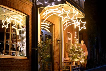 Prächtig beleuchtet präsentiert sich Wohlsein am Plöner Strohberg.