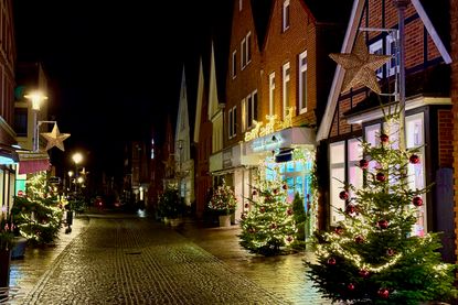Treffpunkt Lange Straße: Für die Adventszeit haben die Geschäftsinhaber die Tannenbäume der Fußgängerzone festlich geschmückt und zu den Sternstunden besondere Aktionen vorbereitet.