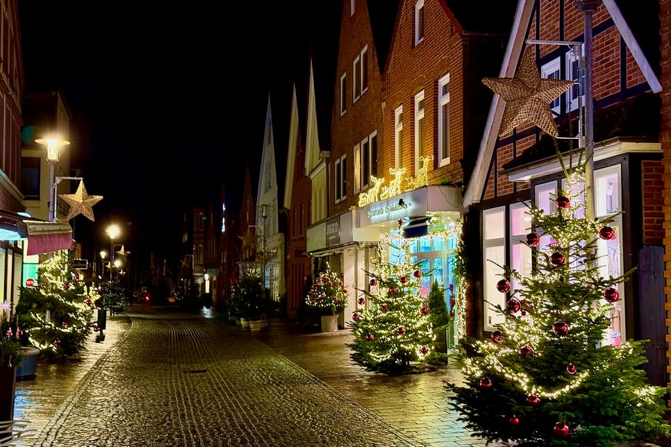 Treffpunkt Lange Straße: Für die Adventszeit haben die Geschäftsinhaber die Tannenbäume der Fußgängerzone festlich geschmückt und zu den Sternstunden besondere Aktionen vorbereitet.