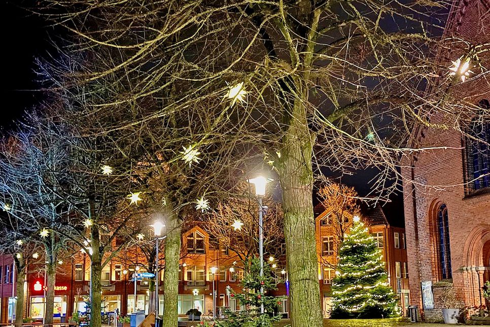 Stimmungsvoll beleuchtet: Der Plöner Marktplatz an der Nikolaikirche.
