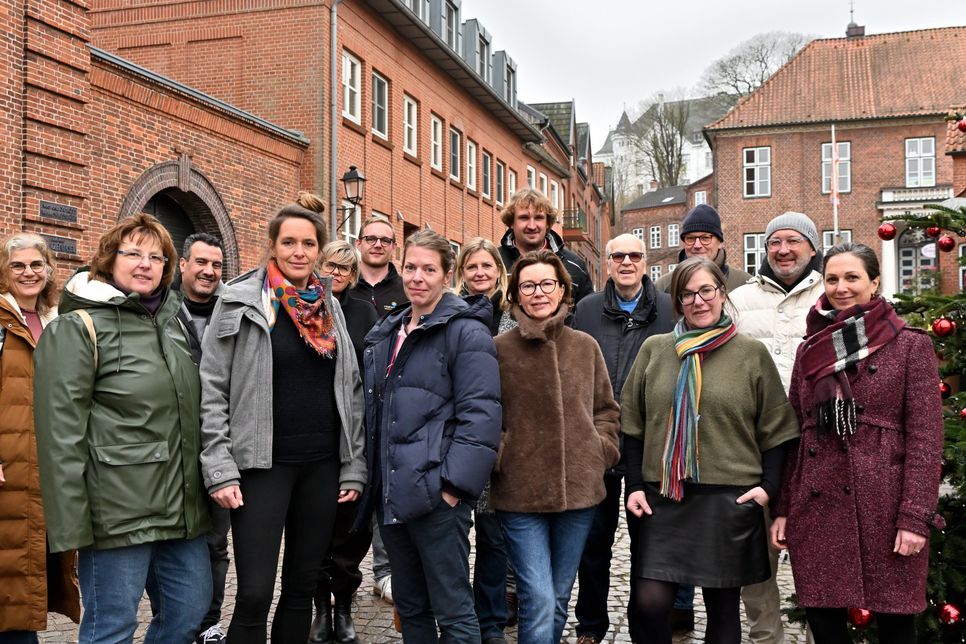 Die Vertreter der beteiligten Geschäfte der Innenstadt, Kirche, Vereine und die Organisatoren präsentieren ein reiches Programm für den 13. Dezember, der als Plöner Sternstunden einen erlebnisreichen Tag in der Innenstadt verspricht – mit vielen Begegnungen, Aufführungen, tollen Aktionen und mit Musik.