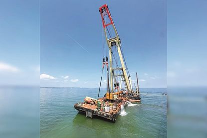 Deutschlands größter Schwimmkran „Enak“ birgt den havarierten Ponton an der Seebrücken-Baustelle in Timmendorfer Strand.