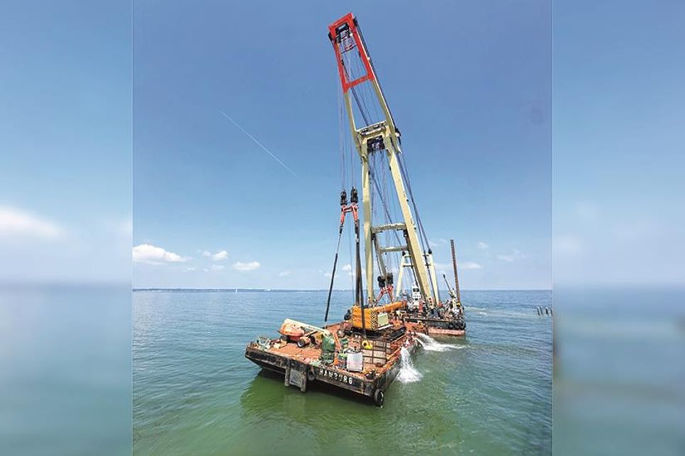 Deutschlands größter Schwimmkran „Enak“ birgt den havarierten Ponton an der Seebrücken-Baustelle in Timmendorfer Strand.
