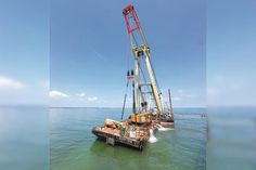 Deutschlands größter Schwimmkran „Enak“ birgt den havarierten Ponton an der Seebrücken-Baustelle in Timmendorfer Strand.