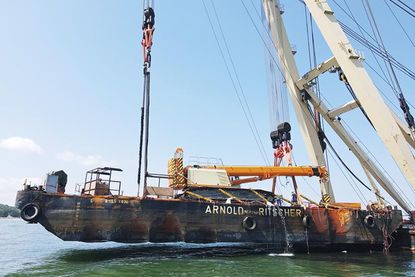 Deutschlands größter Schwimmkran „Enak“ birgt den havarierten Ponton an der Seebrücken-Baustelle in Timmendorfer Strand.