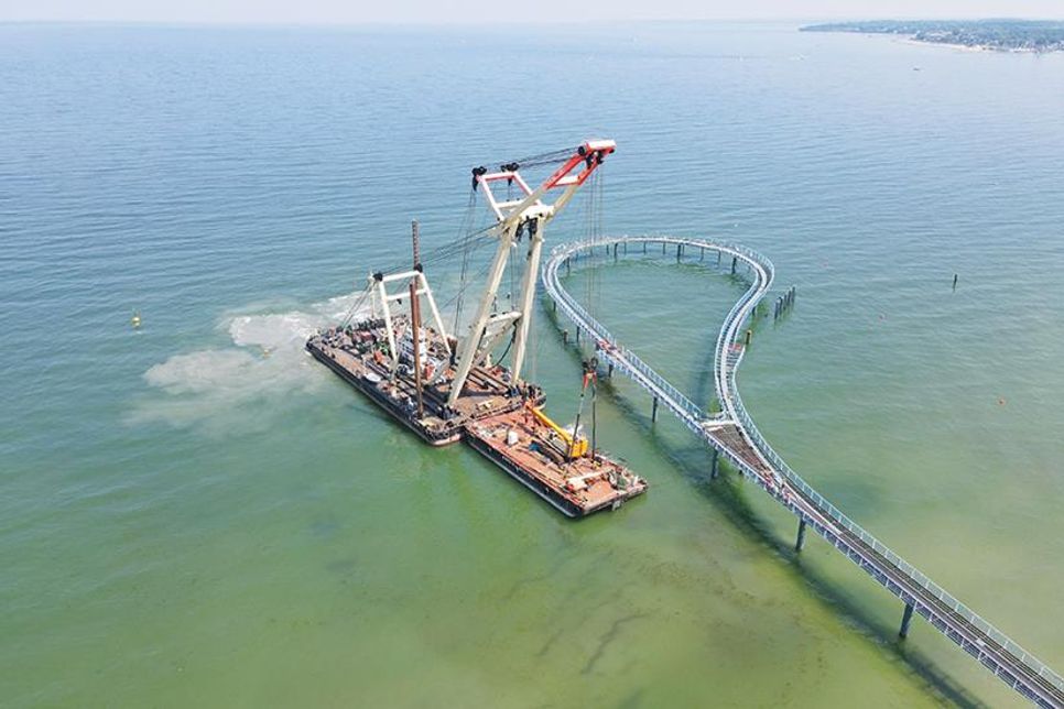 Mit dem havarierten Ponton am Haken wird der Schwimmkran „Enak“ nach Neustadt in Holstein geschleppt.
