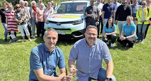 Die Bürgermeister Olaf Schöning (vorne links) und Mario Bielarz tauften das Gemeindefahrzeug im Beisein von Vereinsvertretern und Sponsoren.