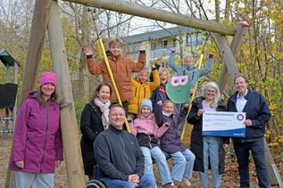 Spendenübergabe auf dem Schulhof der Breitenau-Grundschule, v. l. Schulleiterin Bettina Eßl, die Fördervereinsmitglieder Jana Hegeholz, Oliver Franz und Inga Vonnemann sowie Provinzial Bezirkskommissar Manfred Kossendey, der den symbolischen Scheck überreichte.