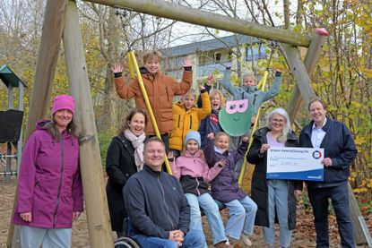 Spendenübergabe auf dem Schulhof der Breitenau-Grundschule, v. l. Schulleiterin Bettina Eßl, die Fördervereinsmitglieder Jana Hegeholz, Oliver Franz und Inga Vonnemann sowie Provinzial Bezirkskommissar Manfred Kossendey, der den symbolischen Scheck überreichte.