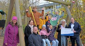 Spendenübergabe auf dem Schulhof der Breitenau-Grundschule, v. l. Schulleiterin Bettina Eßl, die Fördervereinsmitglieder Jana Hegeholz, Oliver Franz und Inga Vonnemann sowie Provinzial Bezirkskommissar Manfred Kossendey, der den symbolischen Scheck überreichte.