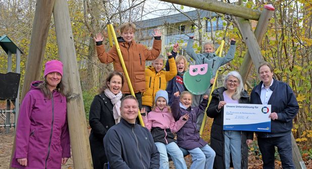 Spendenübergabe auf dem Schulhof der Breitenau-Grundschule, v. l. Schulleiterin Bettina Eßl, die Fördervereinsmitglieder Jana Hegeholz, Oliver Franz und Inga Vonnemann sowie Provinzial Bezirkskommissar Manfred Kossendey, der den symbolischen Scheck überreichte.