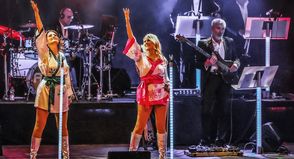 Die Sängerinnen Linda und Simone begeistern mit ausdrucksstarken Stimmen, Charisma und großer Bühnenpräsenz. (Foto: marisRitrums)