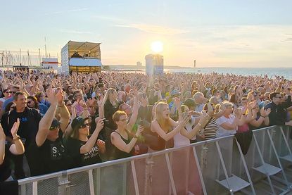 Die Location am Niendorfer Freistrand bietet eine einmalige Kulisse für die beliebten „StrandKonzerte“- inklusive Sonnenuntergang in der Ostsee.