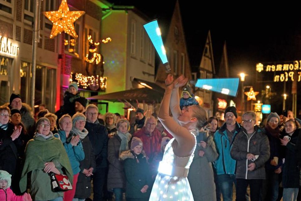 Als Eyecatcher erwies sich der Auftritt einer Jonglagekünstlerin, die ihre Show im schwingenden LED-Kleid inszenierte.