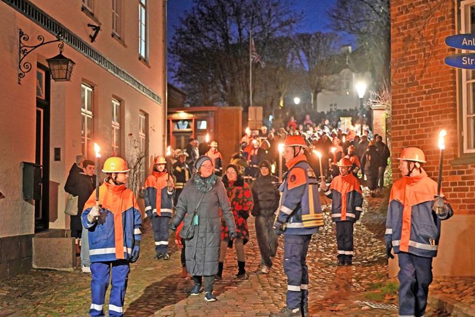 Die Fackelträger der Jugendwehr trugen zu der stimmungsvollen Atmosphäre bei.