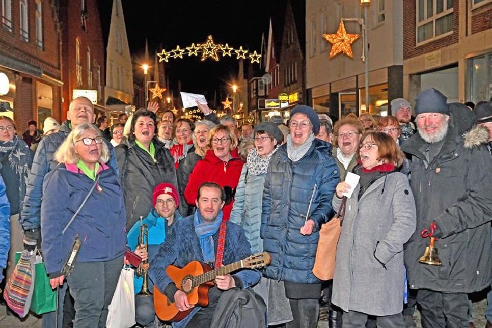 Musiker Shenoll Tokaj begleitete mit der Gitarre viele gesungene Weihnachtslieder.