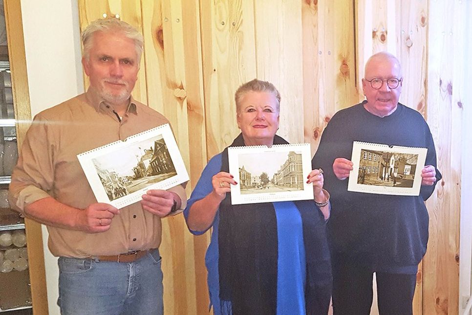 Bürgermeister Sven Radestock freut sich darauf, den Kalender zum Beispiel zu Jubiläen zu verschenken.