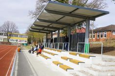 Die kürzlich fertiggestellte Tribüne ist die neue Attraktion im Lensahner Jahnstadion.