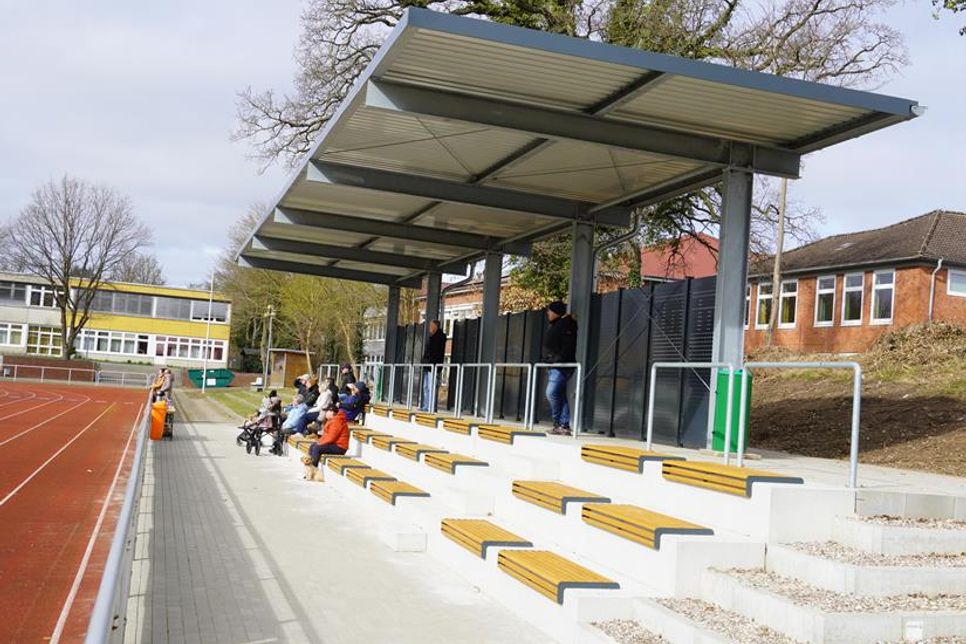 Die kürzlich fertiggestellte Tribüne ist die neue Attraktion im Lensahner Jahnstadion.