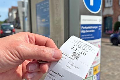 So einfach mal einen Parkschein ziehen, ist im Sommer in Eutin ganz schön teuer. 30 Minuten Parken kosten 1,10 Euro. Dieser Preis gilt von Mai bis Ende September auf den kostenpflichtigen Parkplätzen in der Innenstadt.