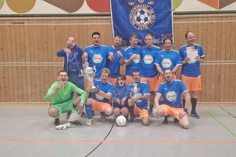 So sehen Sieger aus: Die BSG konnte den Wanderpokal mitnehmen.