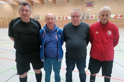 Peter Gradert (re.) und sein Kollege Reiner Sieg (li.) waren als Schiedsrichter ehrenamtlich am Start, um das von Frank Lunau (2.v.li., BSG) und Andreas Westphal (OHHGG) organisierte Turnier zu pfeifen.