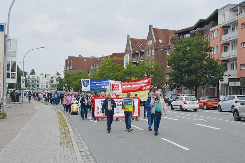 Im Anschluss an die Kundgebung zogen die Rentnerinnen und Rentner angeführt vom Seniorenbeiratsvorsitzenden durch Stockelsdorfs Straßen.