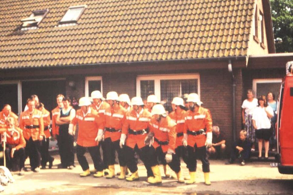 Voller Einsatz beim Amtsfeuerwehrtag in Wahrendorf 1992: Löschübung mit Eckhard Rüsch, Peter Clasen, Klaus Seehase, Helmut Lange, Clemens Henk, Andreas Kröger, Stefan Schulz, Ralf Höppner und Bernd Höppner.