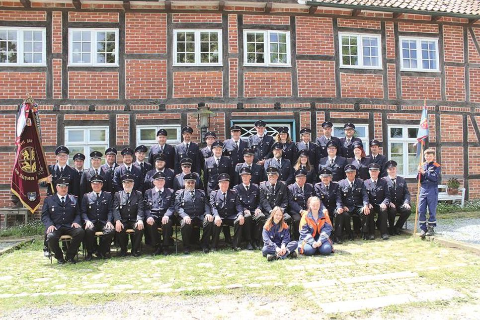 Es begann 1924 in dieser damaligen Gaststätte. 100 Jahre später traf man sich dort zum Gruppenfoto wieder.