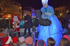 Weihnachtsmann und Eisfee verteilten kleine Präsente.