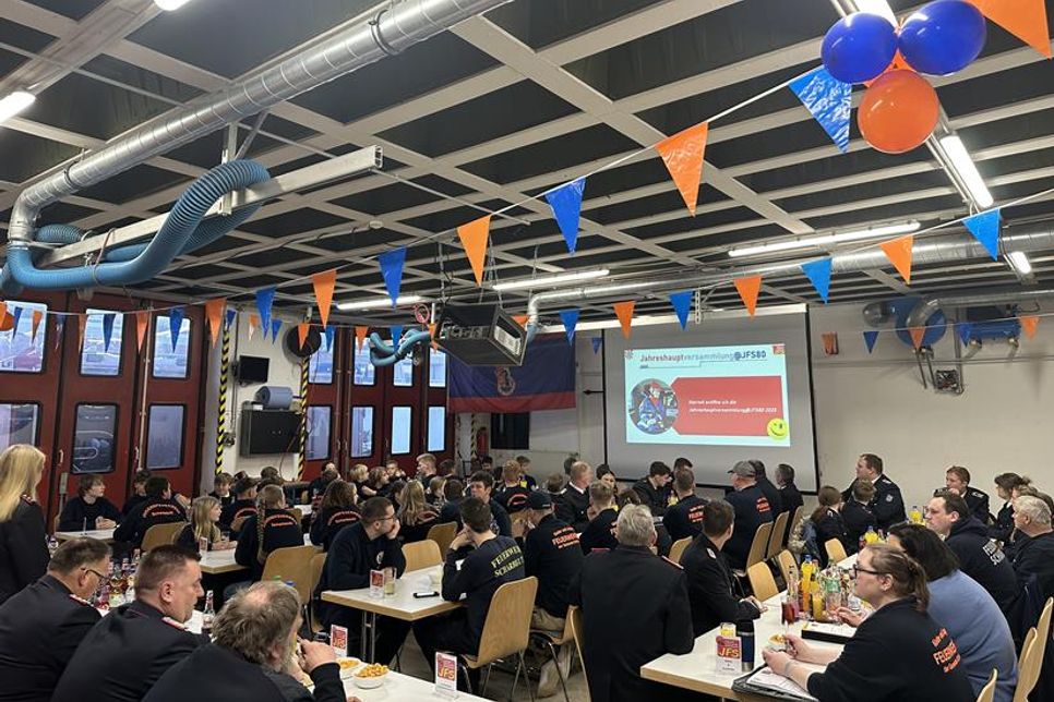 Aufgrund der großen Teilnahme wurde die Jahreshauptversammlung der Jugendfeuerwehr Scharbeutz in der Fahrzeughalle verlegt.