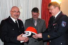Michael Müller erhielt den ersten Helm für die Jugendfeuerwehr vom Gemeindewehrführer Martin Guttchen.