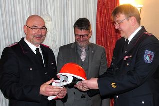 Michael Müller erhielt den ersten Helm für die Jugendfeuerwehr vom Gemeindewehrführer Martin Guttchen.