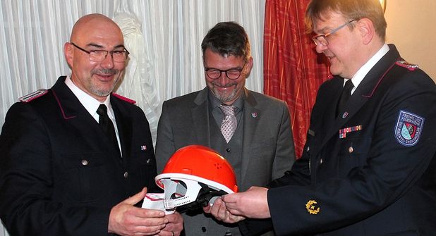 Michael Müller erhielt den ersten Helm für die Jugendfeuerwehr vom Gemeindewehrführer Martin Guttchen.
