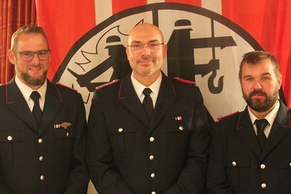 Sieversdorfs Wehrführer Michael Müller (m.) mit dem ehemaligen Malkwitzer Wehrführer Nils Dudek (re,) und René Ellenberger aus Söhren.